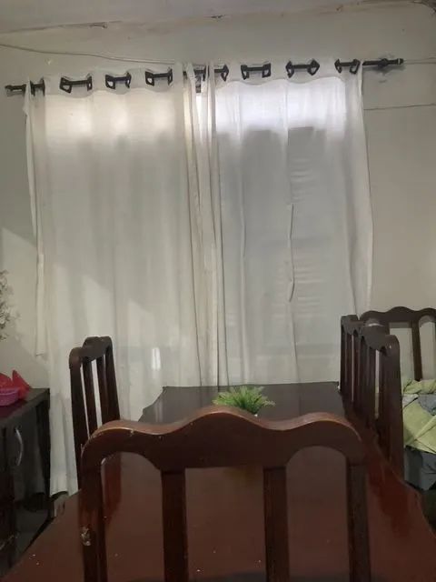 Jogo de mesa de seis lugares com aparador e espelho 