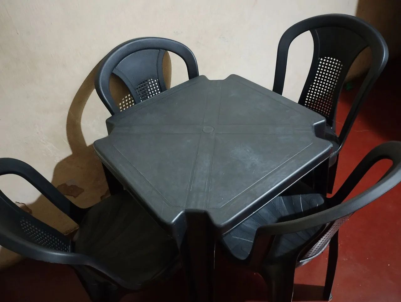 1 mesa e 4 cadeiras de plástico  - Foto 2