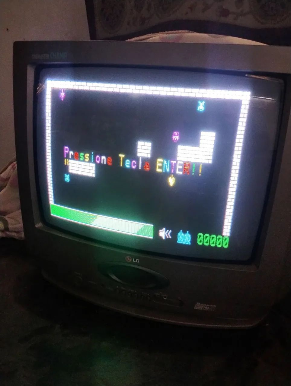Vendo uma televisão 