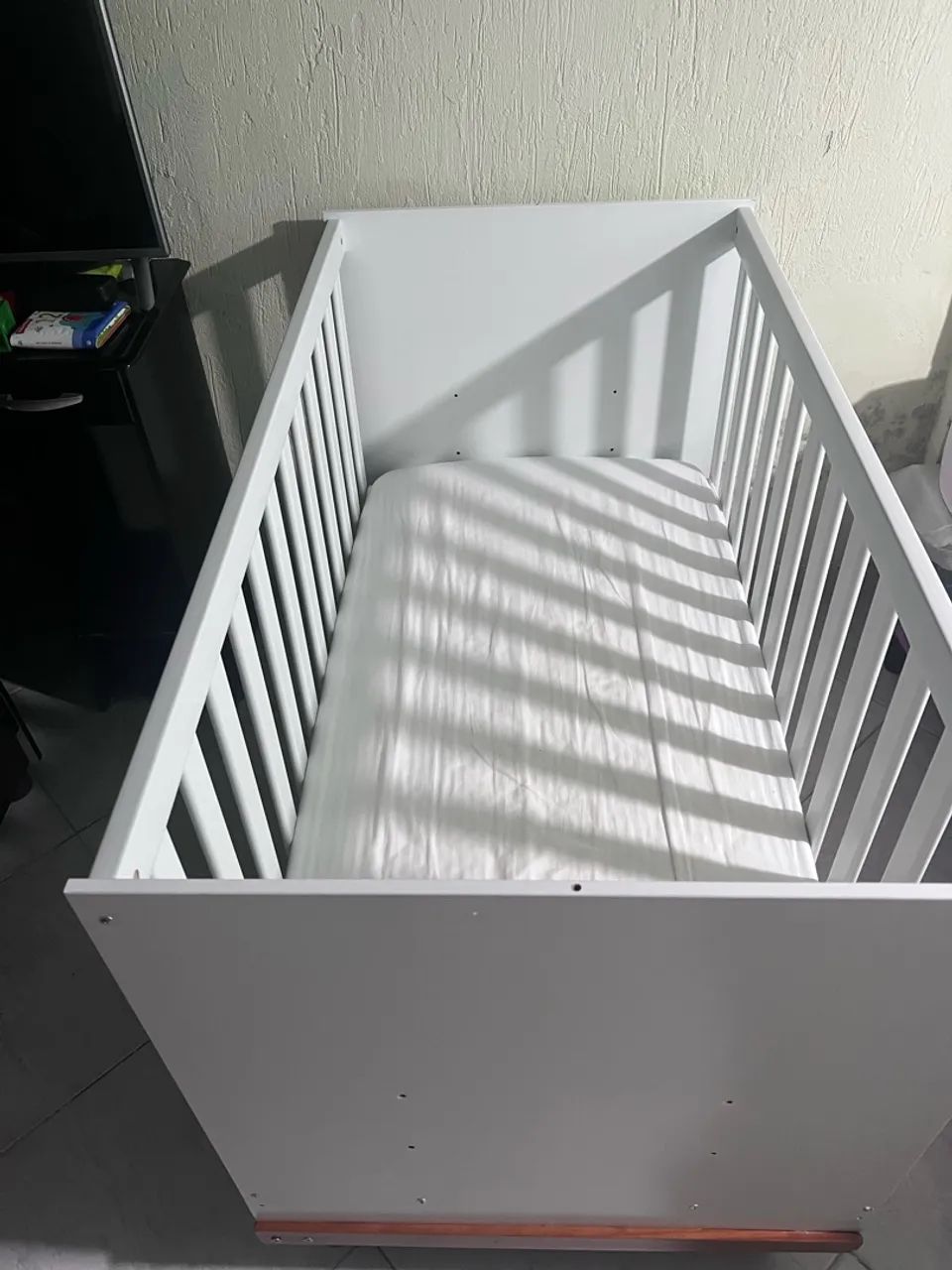Berço branco com pés de madeira  - Foto 2