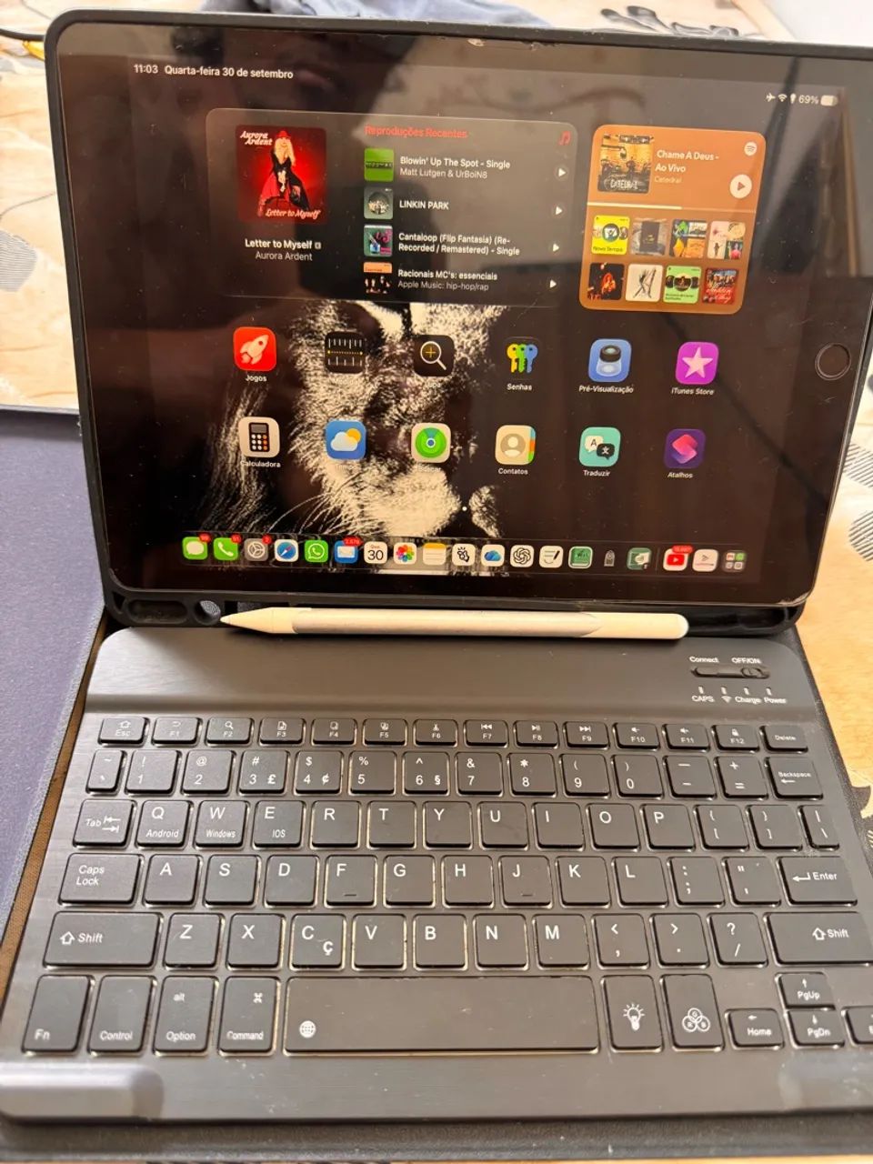 IPAD 9th GERAÇÃO CONSERVADO COM CANETA E DUAS SMARTCOVER  - Foto 3