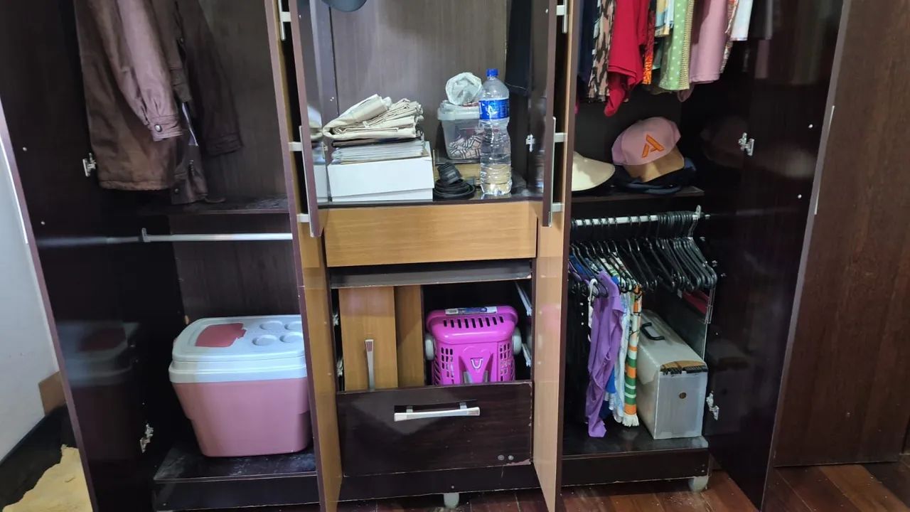 Guarda roupa semi novo 