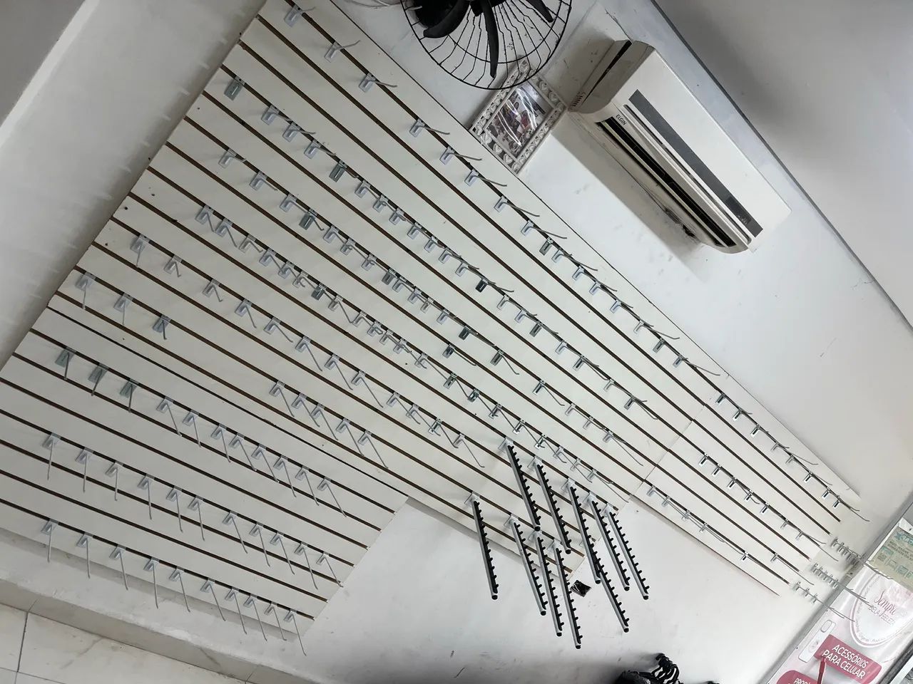 Painel canaletado + ganchos