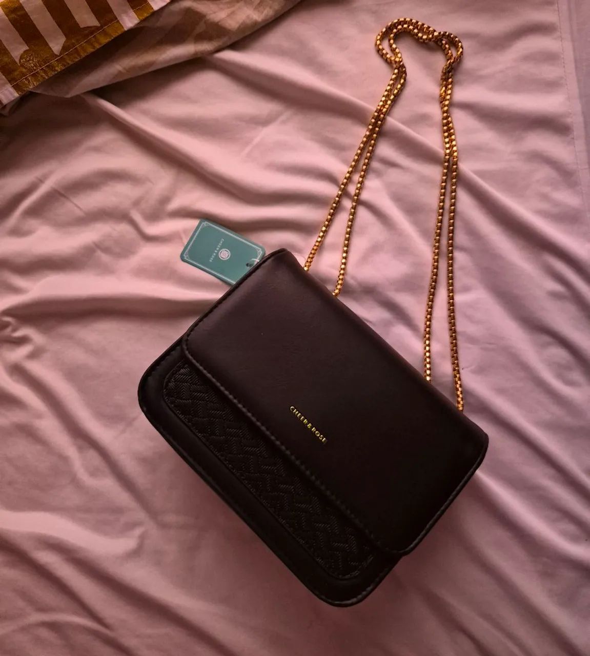Bolsa preta média, nova com etiqueta, bem espaçosa 