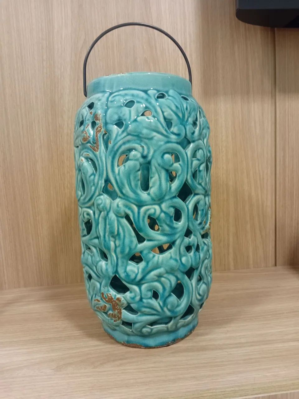 Vaso de cerâmica luminária com vela ,vazado,com alça .35 cm altura 