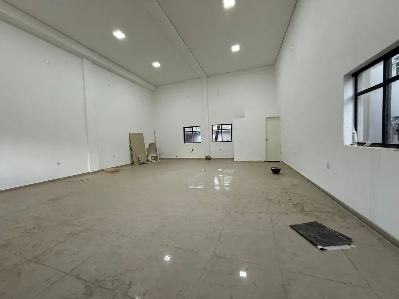 Salão Comercial novo, c/estacionamento e no meio de 100 apartamentos - Foto 5