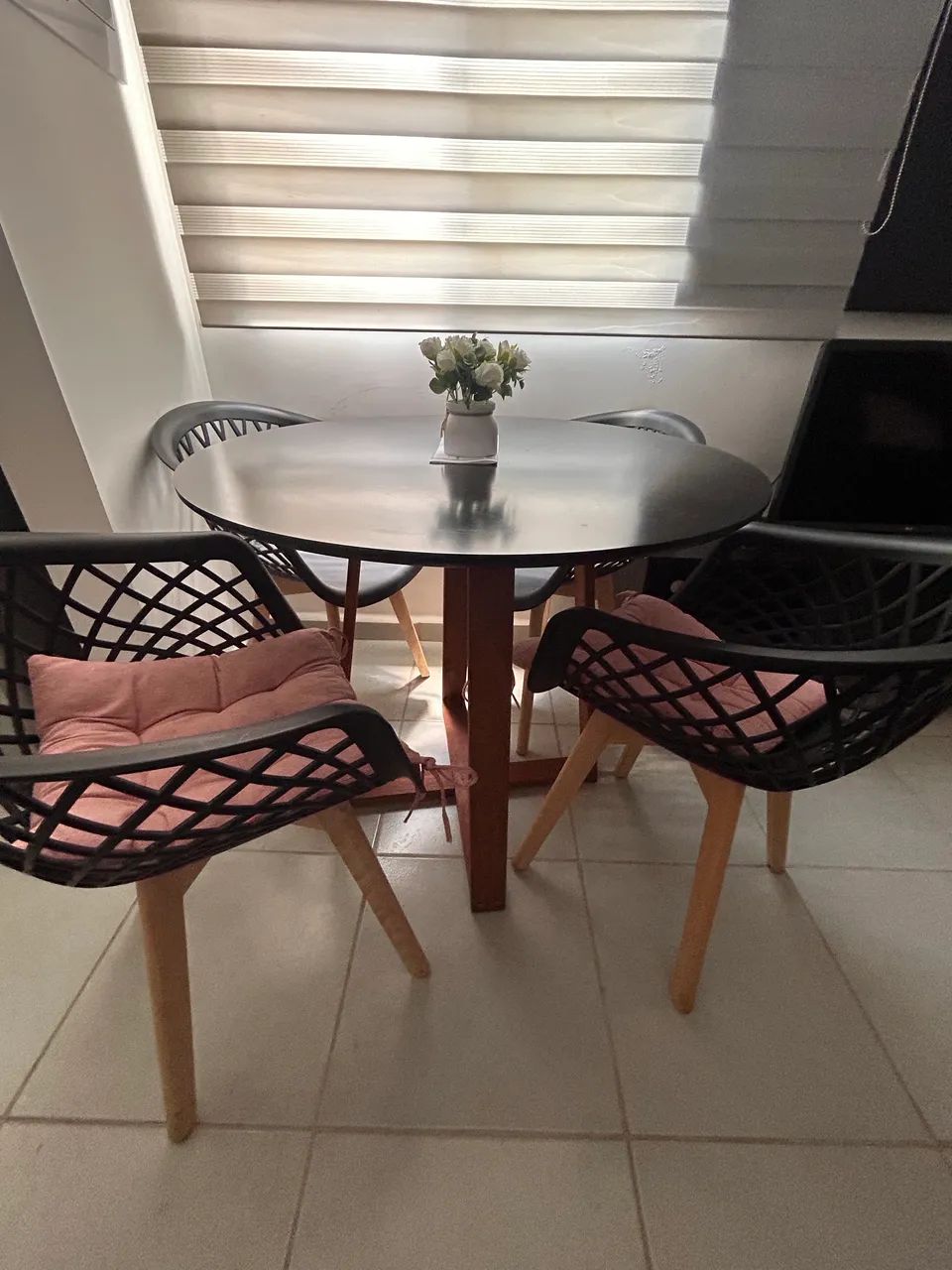 Mesa Redonda Acompanhada de 4 Cadeiras65579521262467125