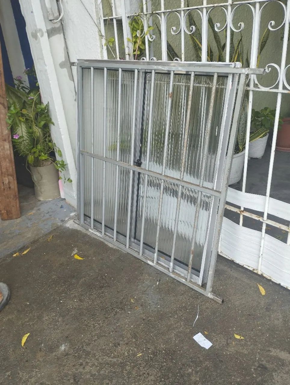 Janela de vidro e alumínio e grades de proteção  - Foto 2