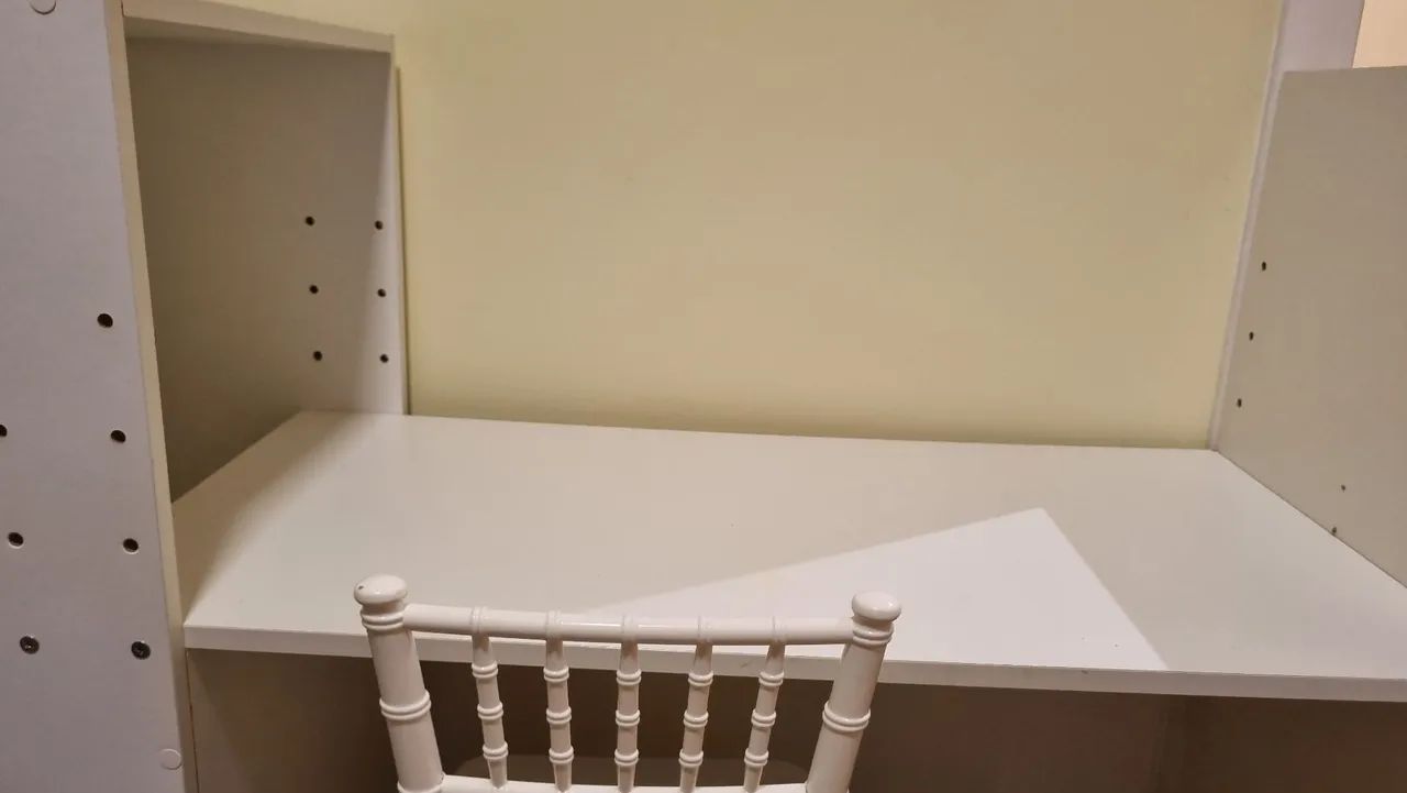 Vendo escrivaninha infantil com nichos  - Foto 2