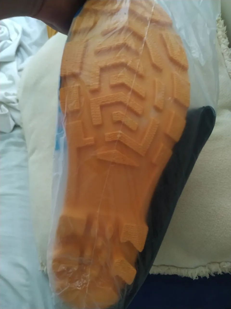 Bota de borracha galocha nova na embalagem  - Foto 2