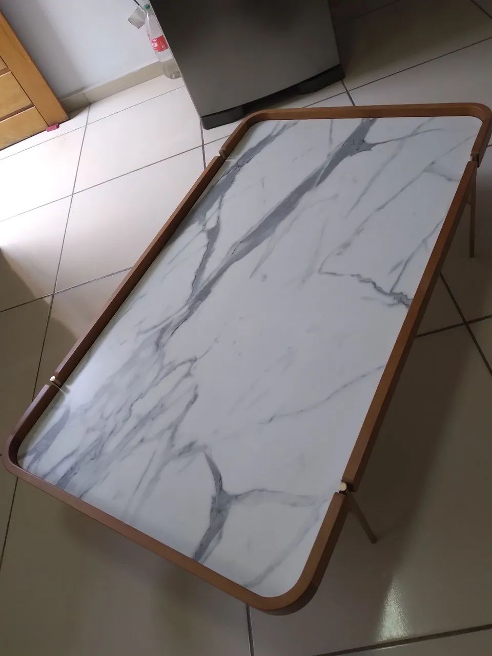 VENDO MESA DE CENTRO ZERADA. MOVEIL SUPER ELEGANTE.