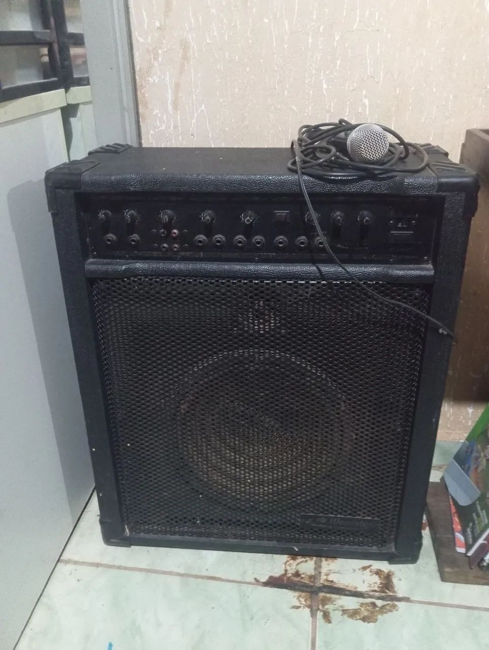 Caixa de som semi nova,para cantar,e anunciar algo