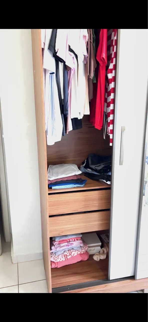 VENDE-SE GUARDA-ROUPA PORTA DE CORRER