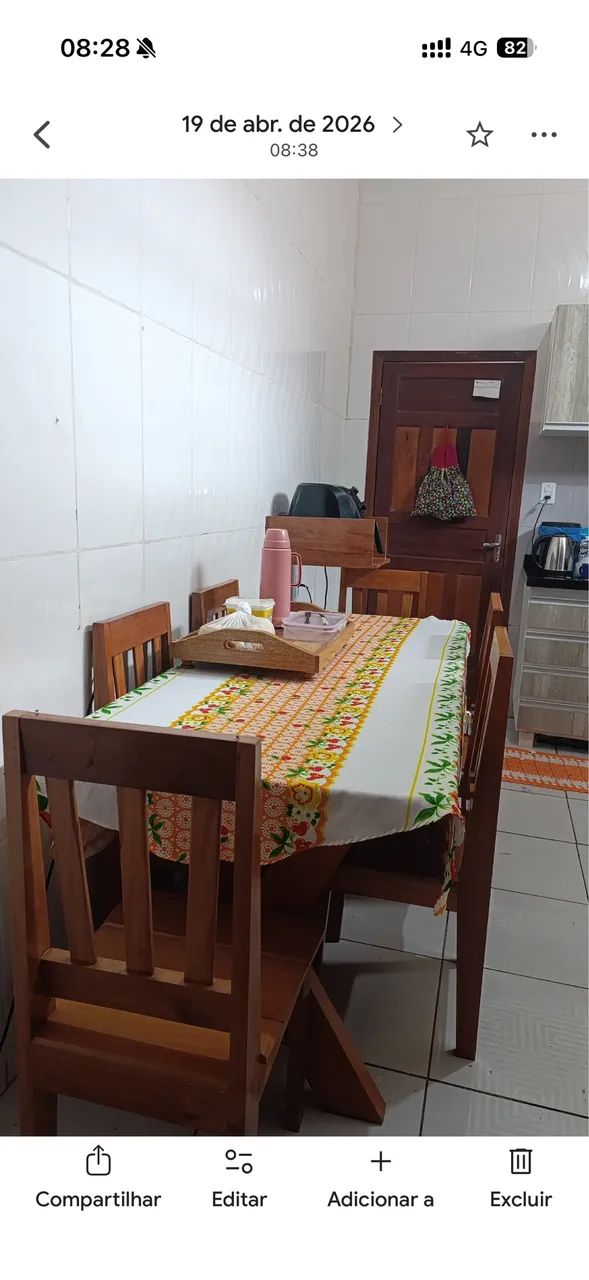 Mesa de madeira com 6 cadeiras 