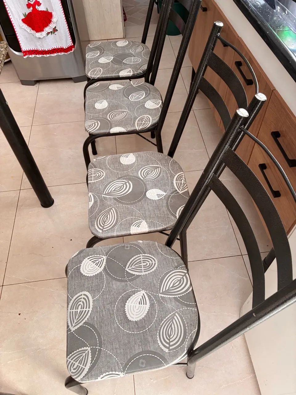 Vendo mesa de mármore com 4 cadeiras  - Foto 2