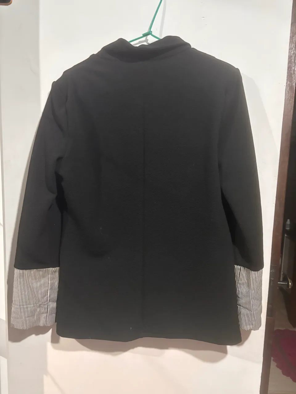 Blazer preto com detalhe na manga - Foto 2