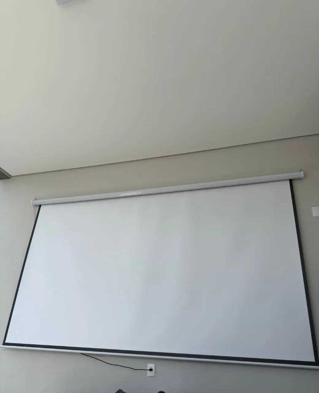 Tela de projeção elétrica 220v 150 polegadas lacrada na caixa 