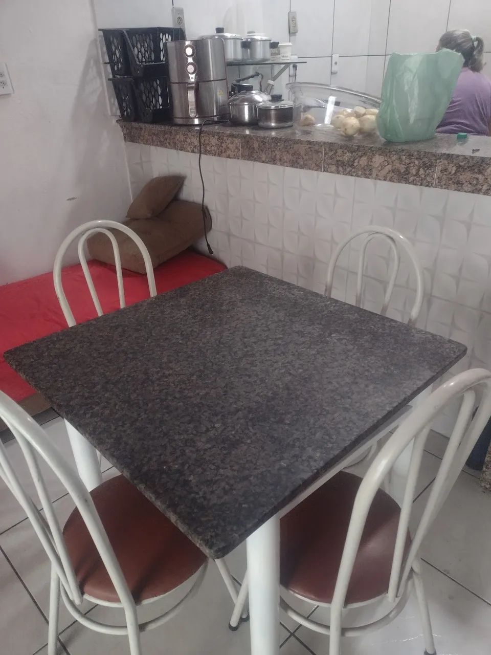 Mesa mármore com 4 cadeiras 