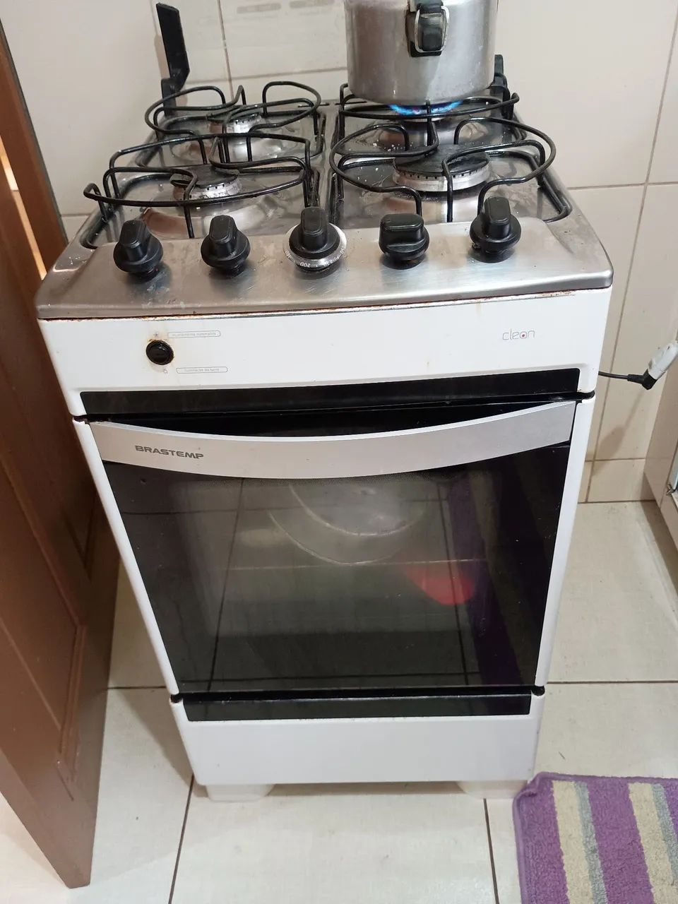 Fogão 4 bocas.