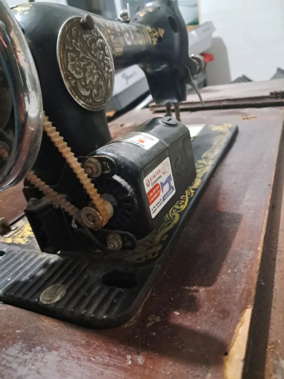 Máquina de Costura Antiga - Com motor, funcionando. - Foto 2