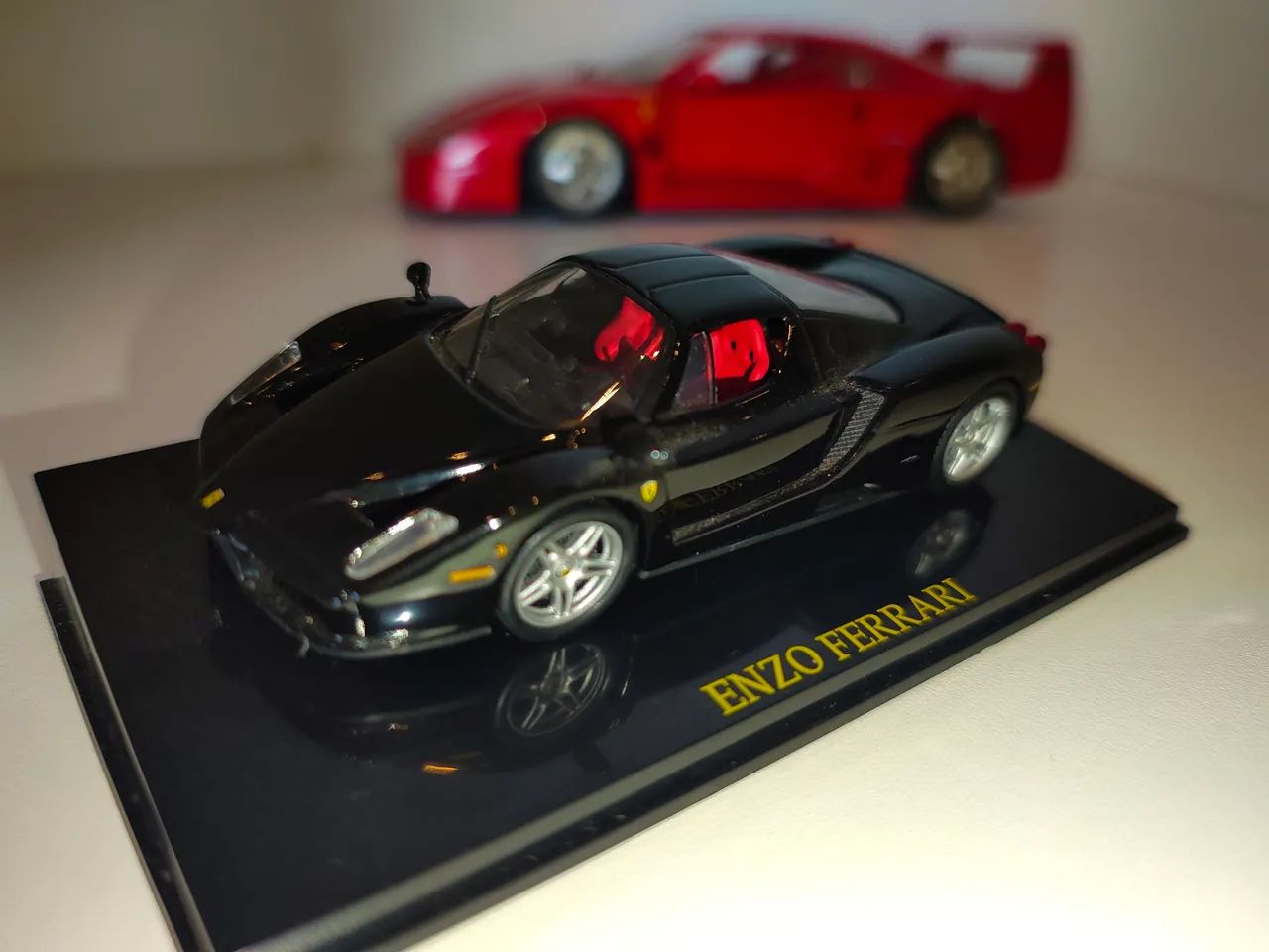 フェラーリF40 F50 1/18ジオラマセット　ポスター　LED　ブラーゴ Ferrari F40+ F50 escala 1/18 - Hobbies e coleções - Vila São Judas