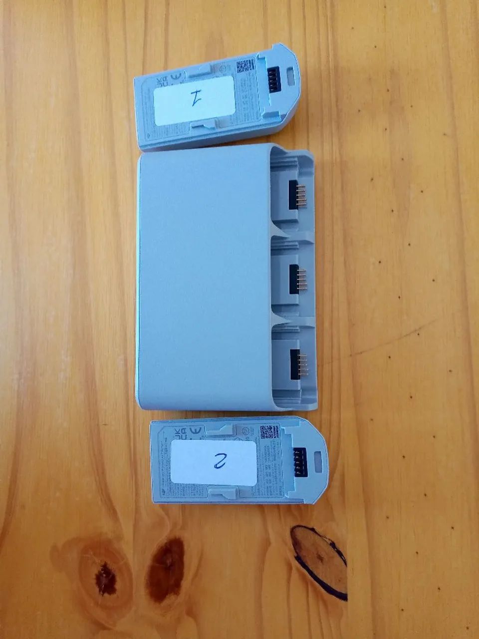 Duas baterias e um hub de carregamento para drone DJI NEO 1 - Foto 3