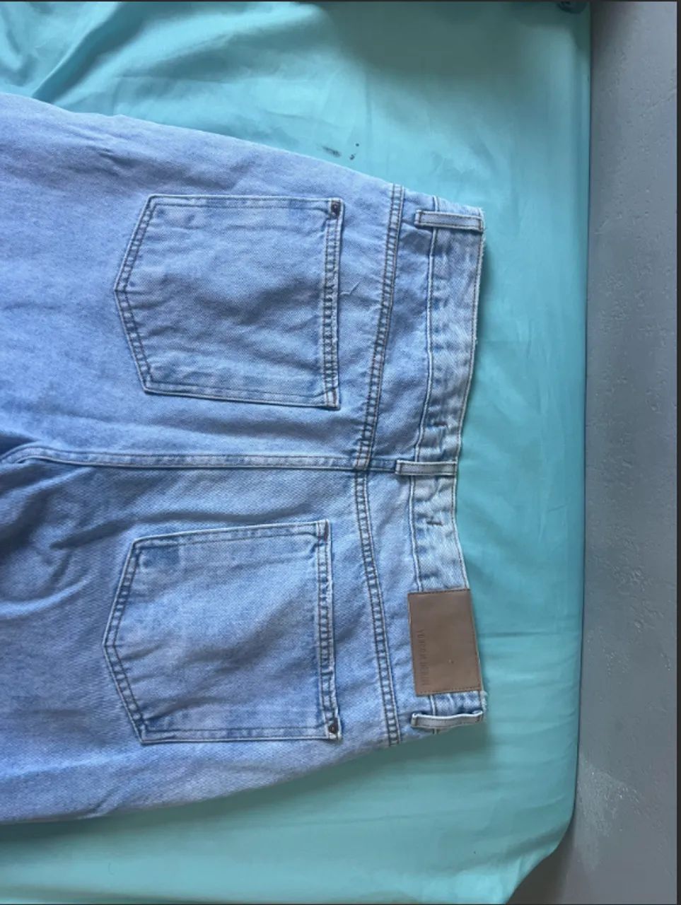 calça reta jeans clara - Foto 4