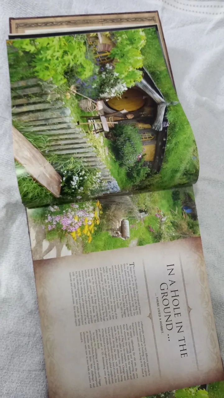 Livro  o Hobbit  chronicles art e desing  - Foto 2