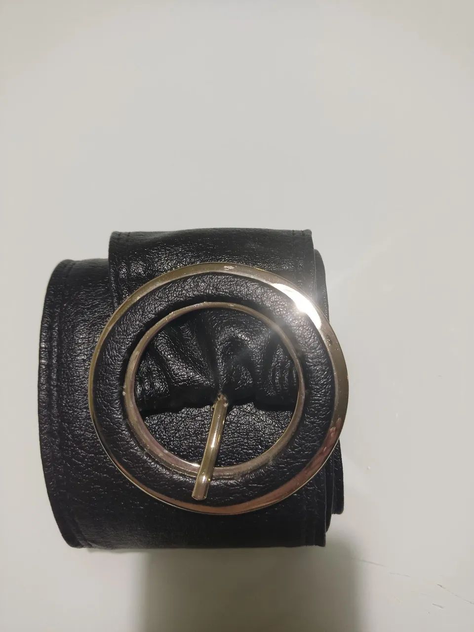 Cinto feminino preto com fivela redonda 