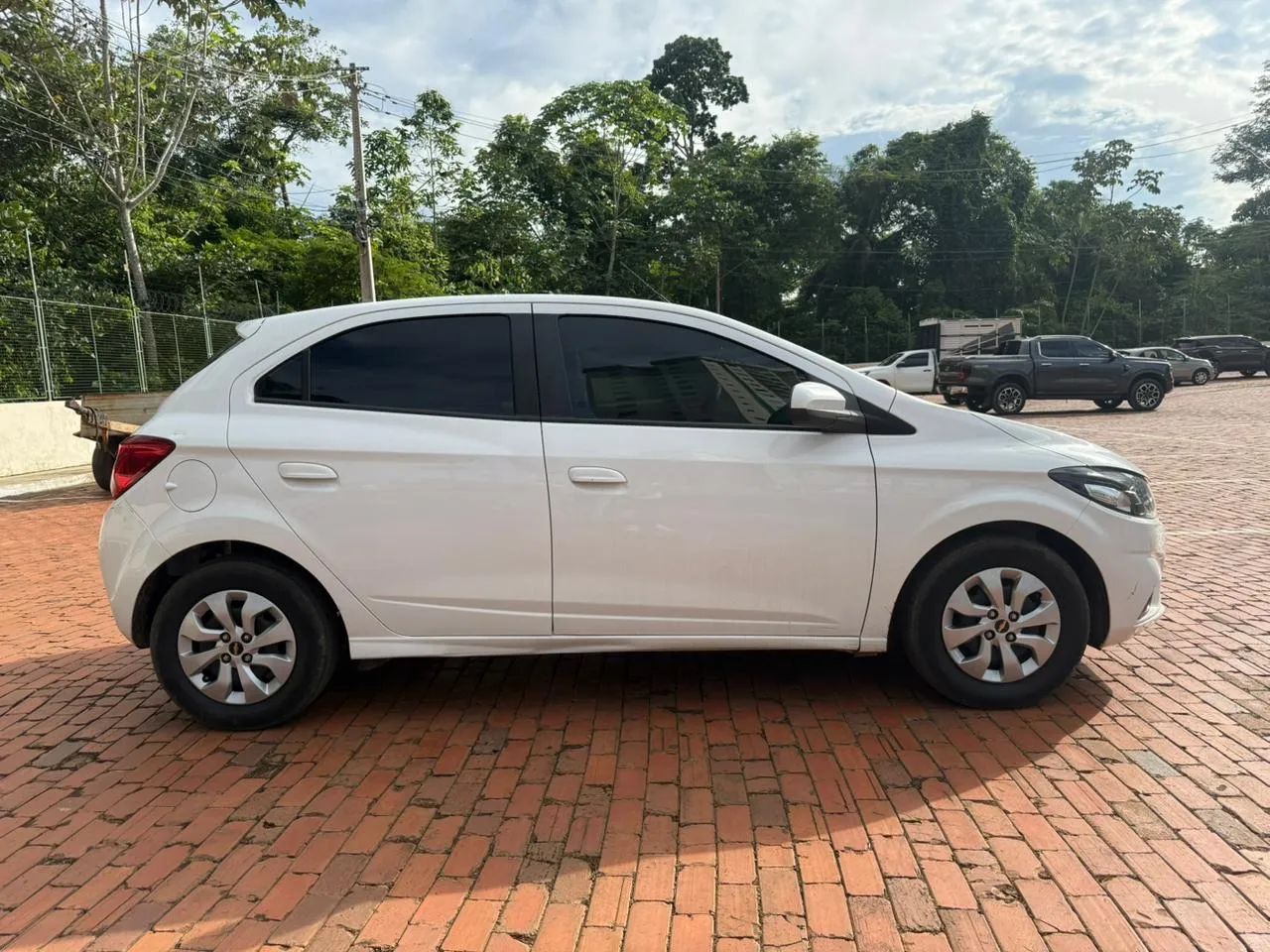 Chevrolet Onix Hatch LT 1.0 8V Flex Mec. 4P 2019 - Foto 2