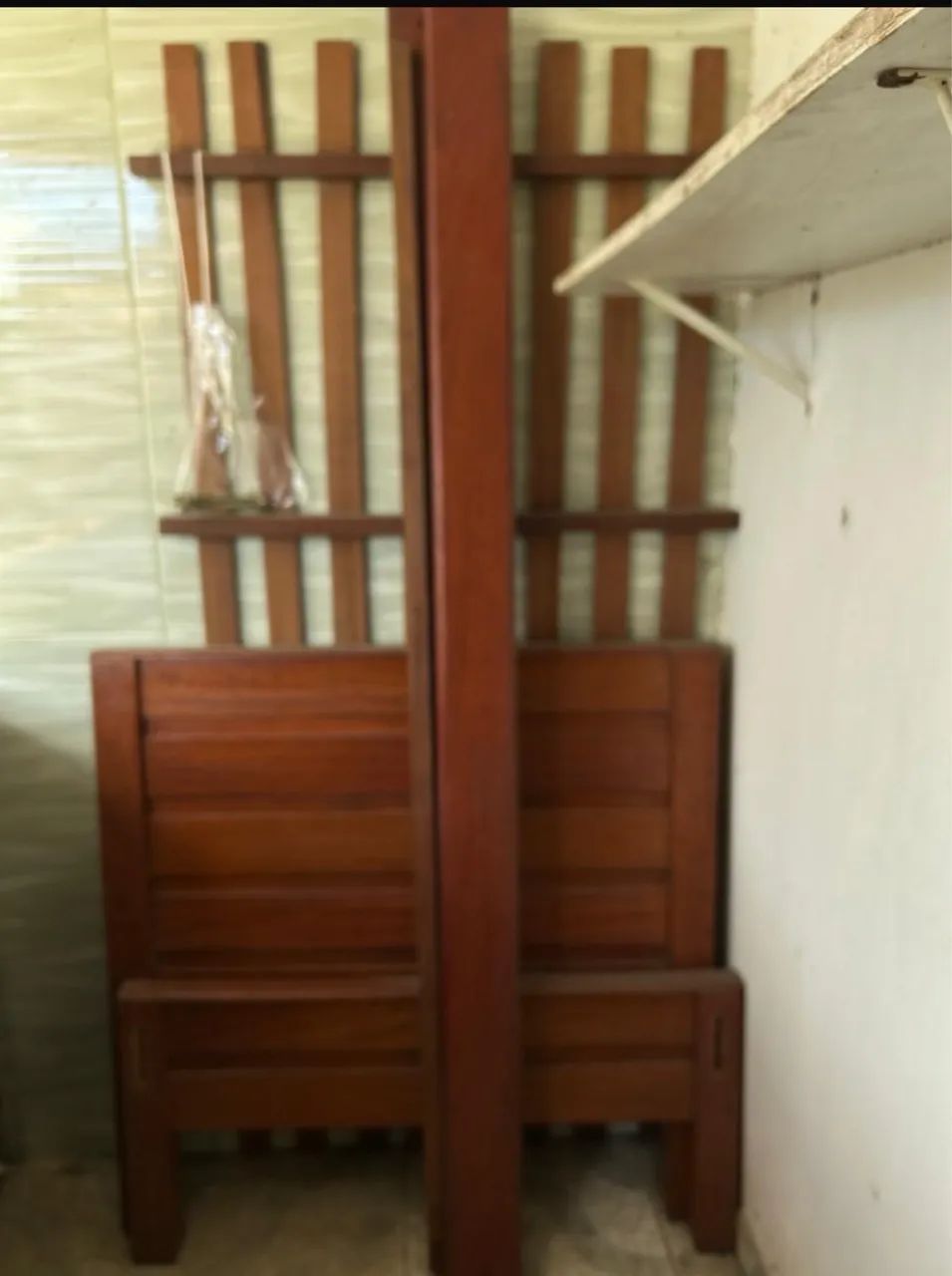 Vendo cama de solteiro em madeira maciça.