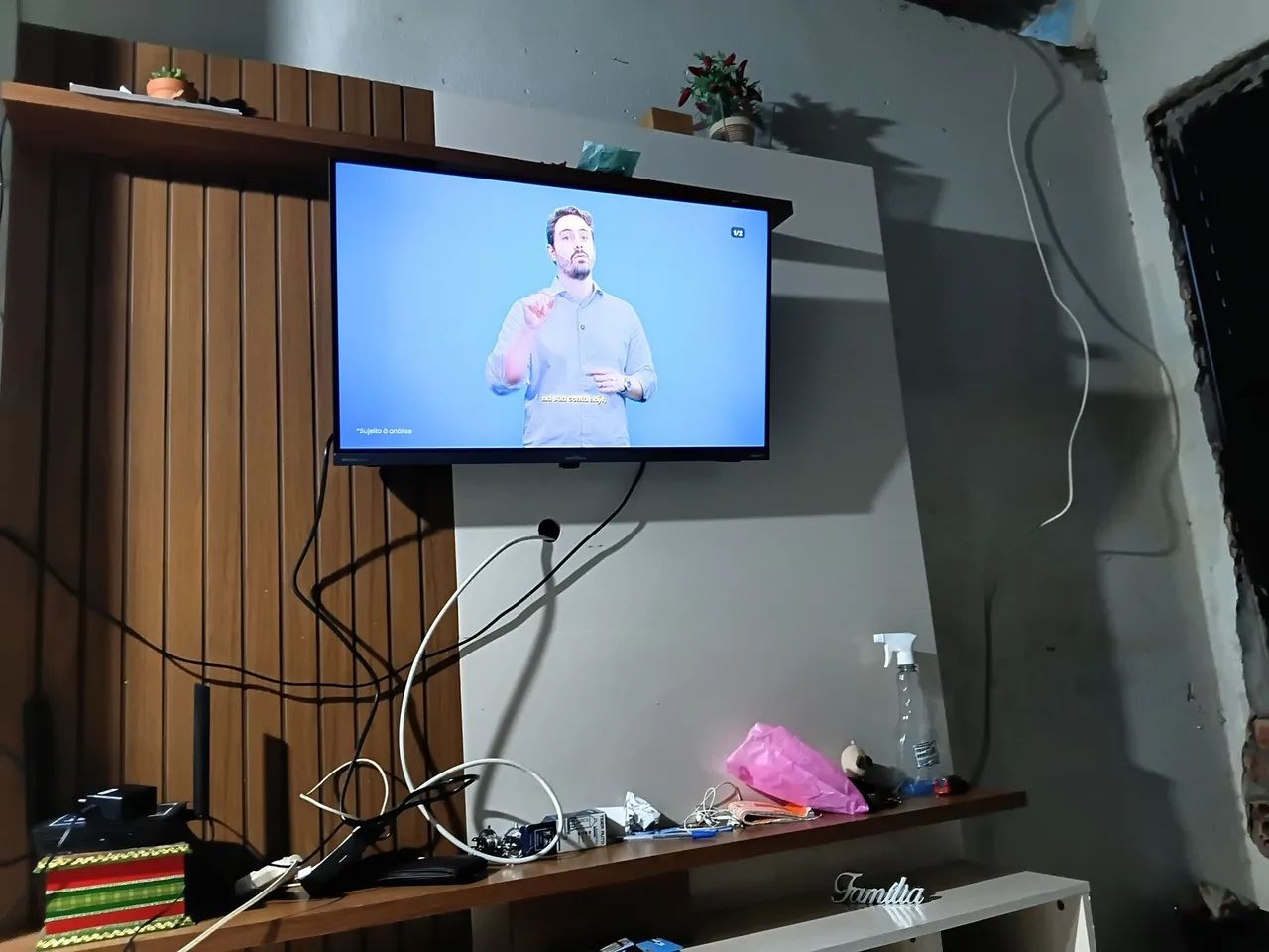 Tv Britânia smart Led 32 polegadas tela fina Wi-Fi Disney Netflix top semi nova  - Foto 2