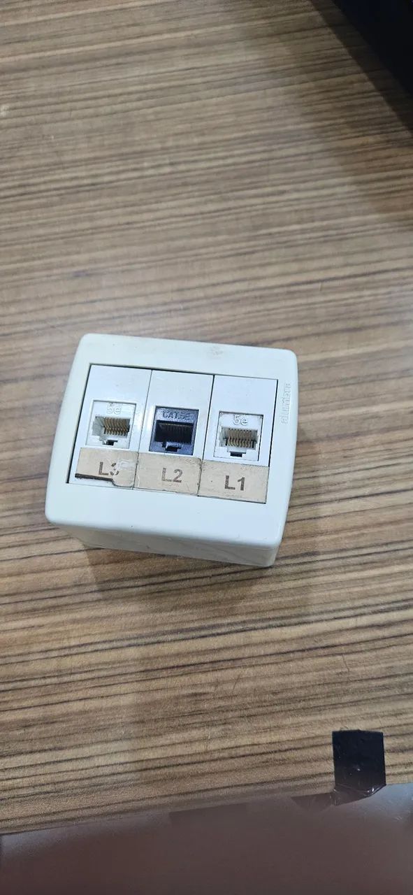 Caixa de sobrepor com conectores RJ45. 3 entradas 
