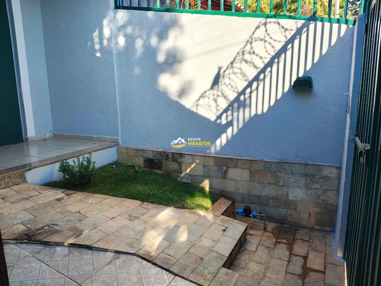 Casa Geminada com Suíte à Venda no Bairro Serrano Ref.:22415 - Foto 3