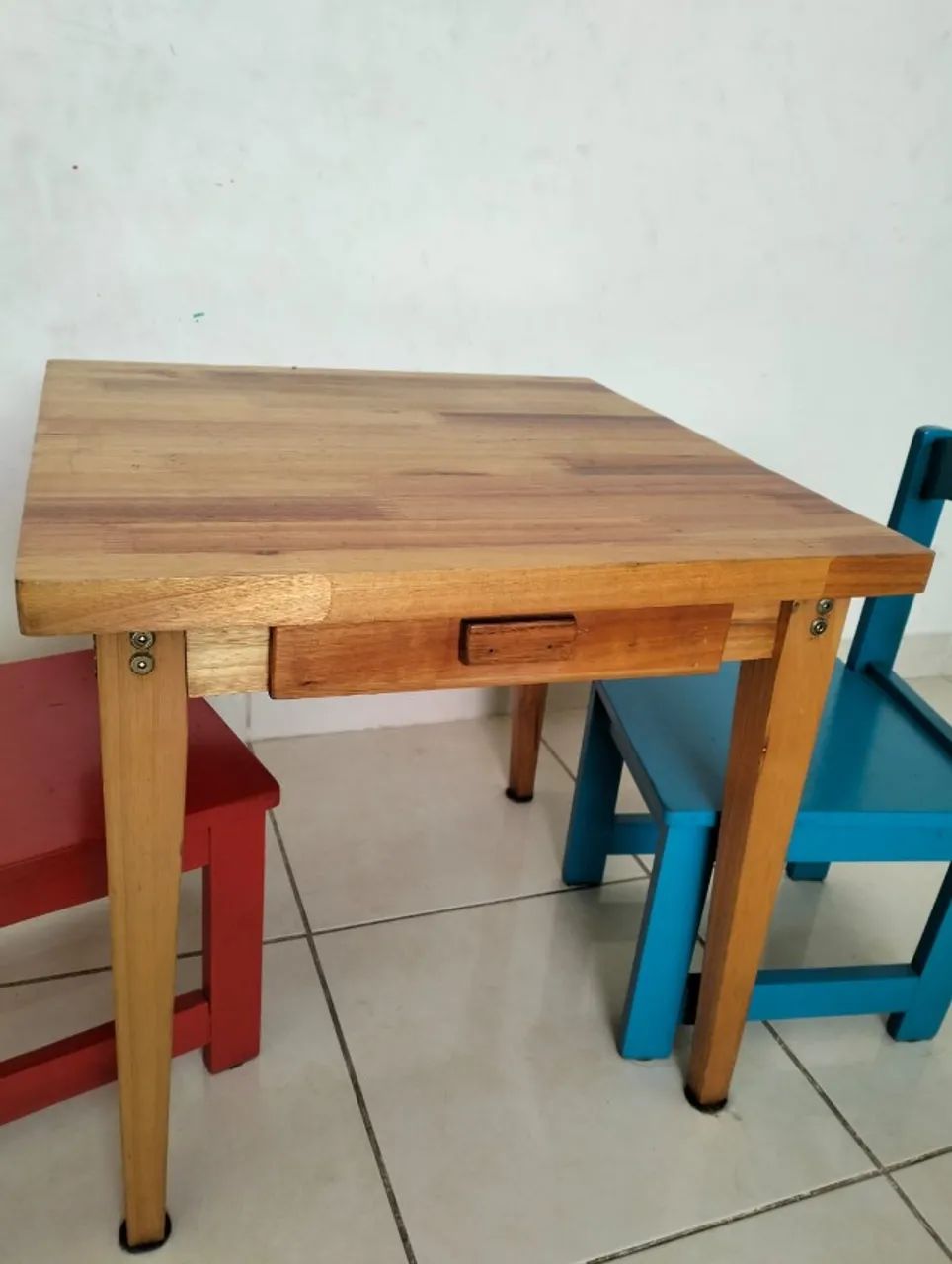 Mesinha quadrada com duas cadeiras coloridas infantil - Foto 6