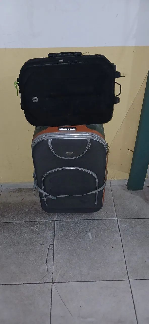 2 malas de viagem ,grande e pequeno.