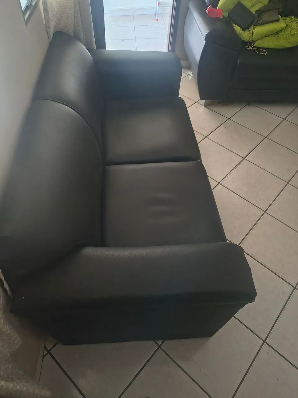 Sofá 2 em Couro Sintético Preto com Detalhes em Madeira<br> - Foto 3