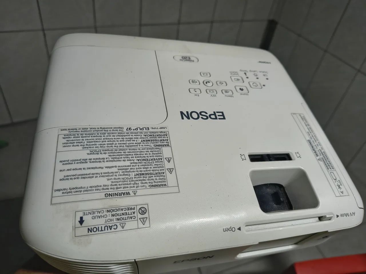 Vendo projetor Epson com tela retrátil de 100 polegadas  - Foto 4