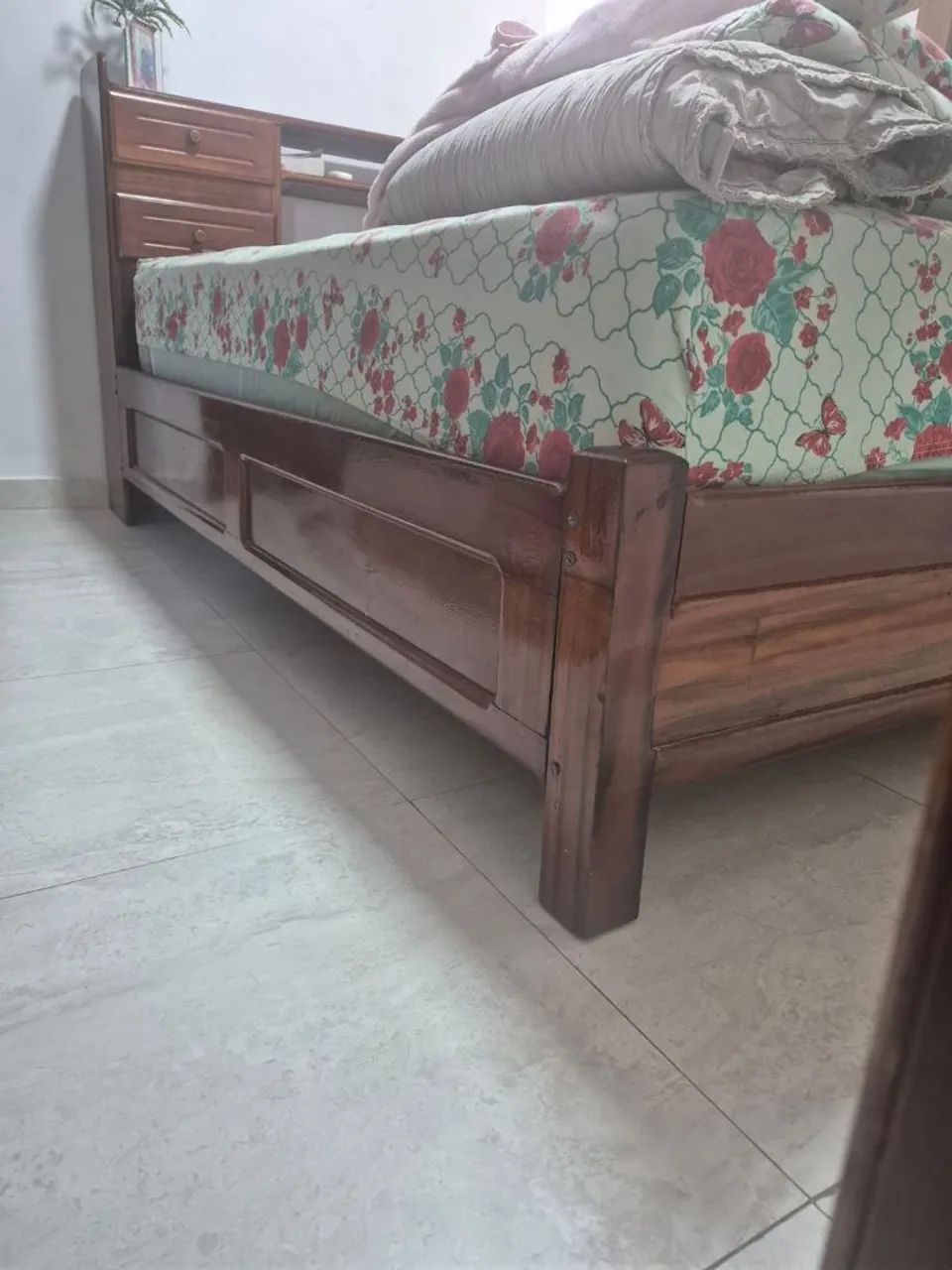 Cama de madeira com bancada - Foto 2