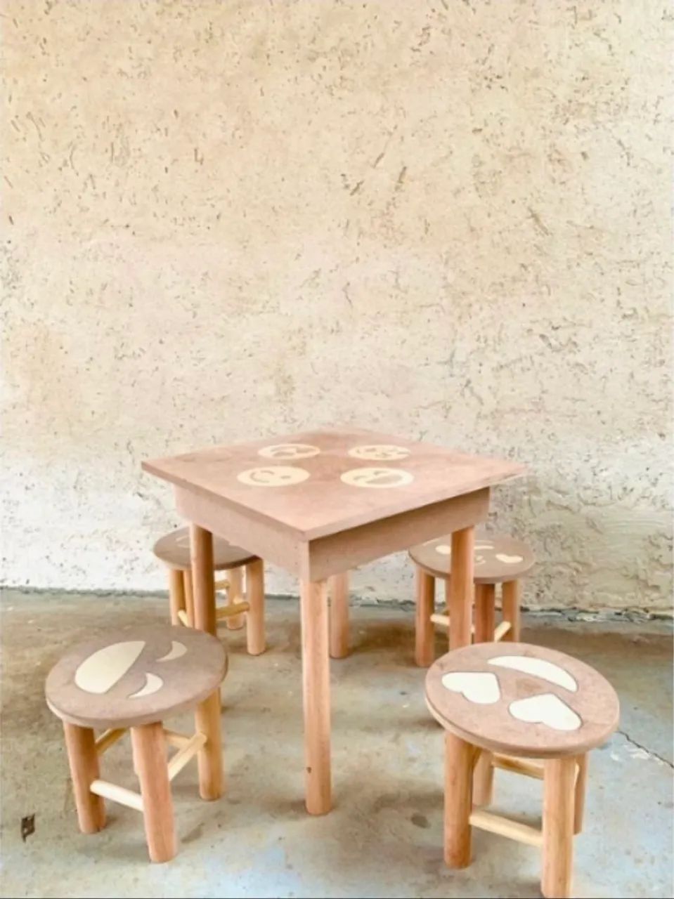 Mesa infantil com 4 banquetas de madeira rústica maciça