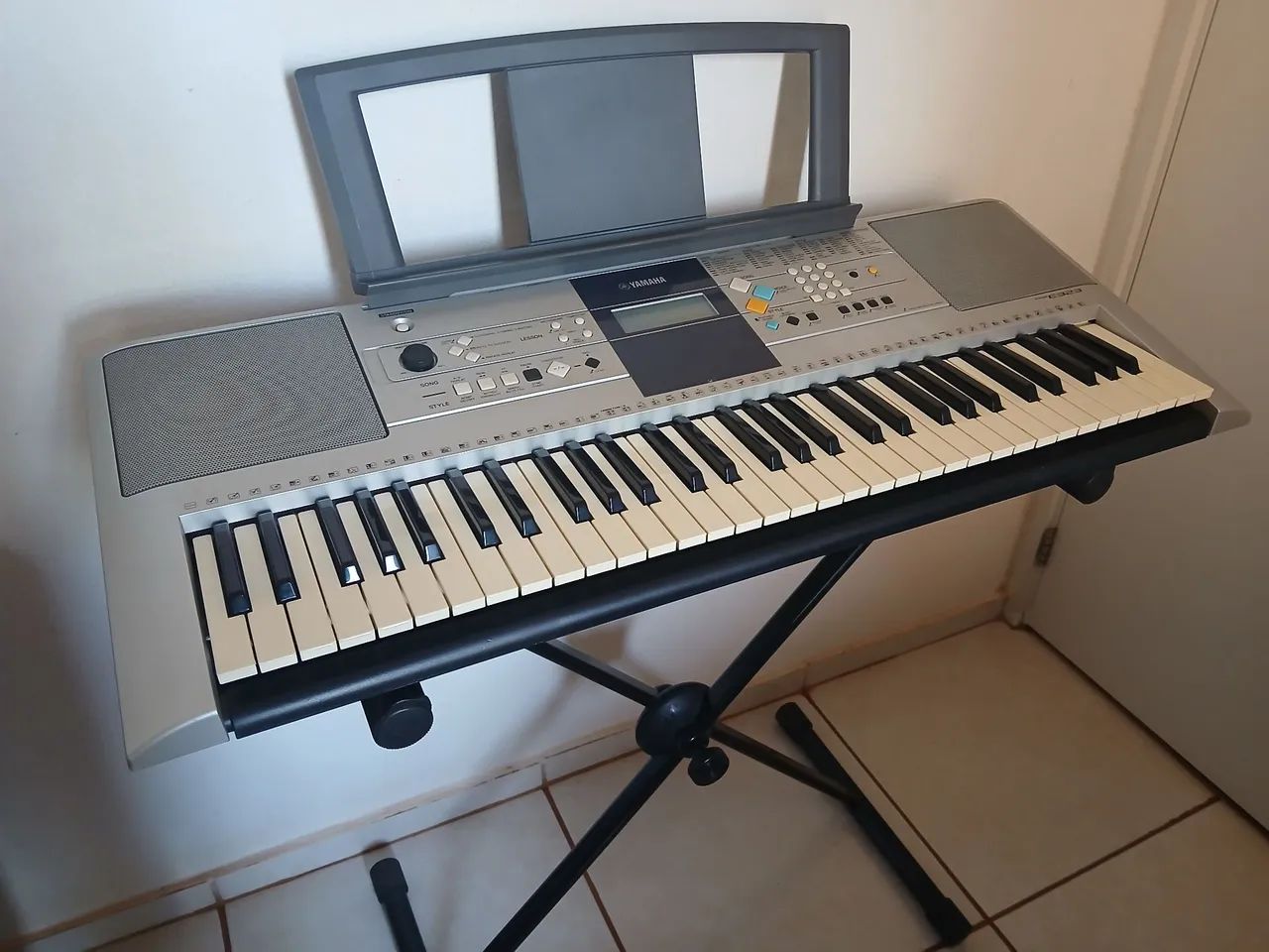 Teclado Yamaha PSR-E323 - Foto 2