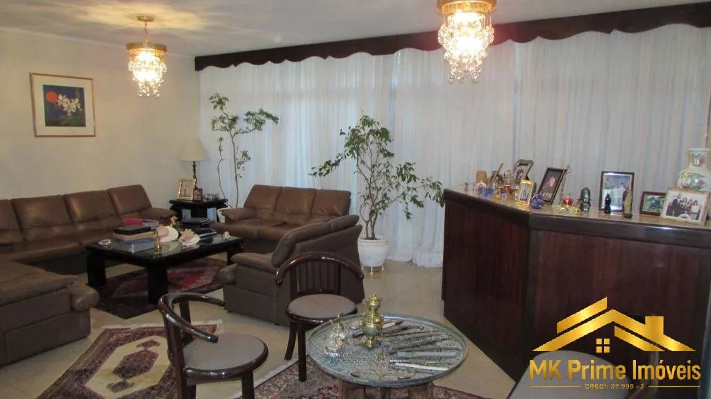 Casa com 4 Dormitórios, Suíte, Jardim de Inverno e 4 Vagas