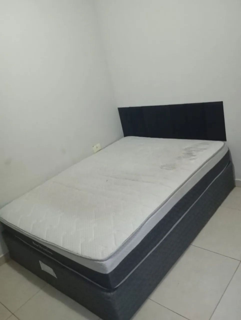 Cama de casal com o colchão. Tem os pes.  - Foto 2