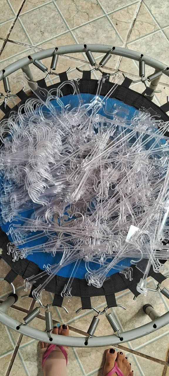 Cabides para comércio 142 cabides transparentes em ótimo estado. Praticamente novos