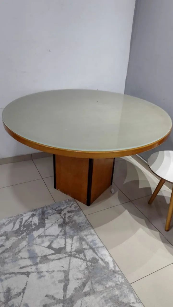 Mesa com tampo de vidro