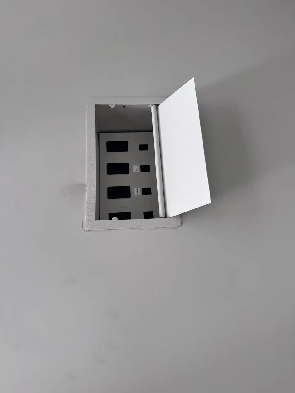 Mesa bancada oval para escritório com ponto de energia no centro - Foto 3