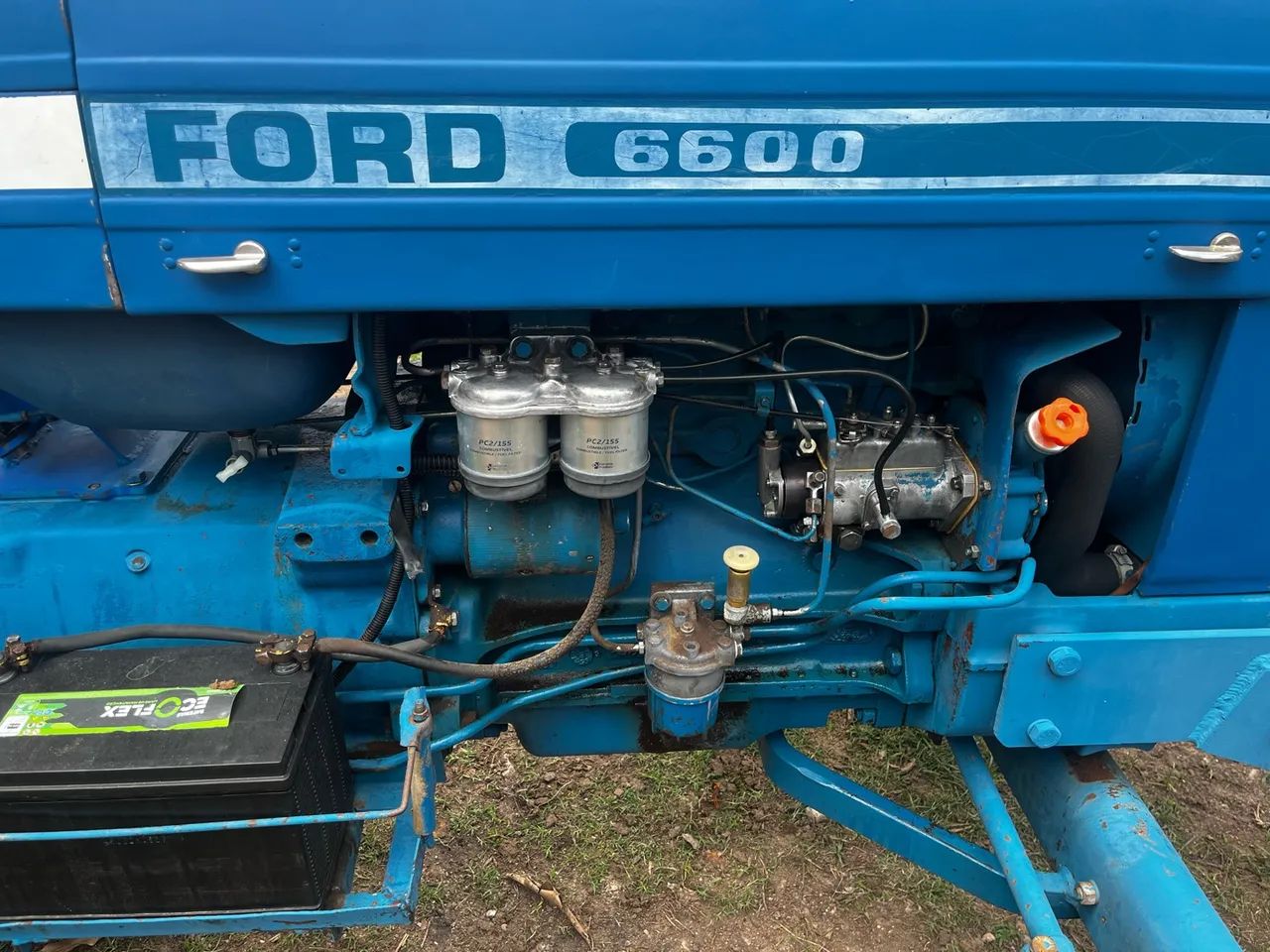 Trator Ford 6600 com arado