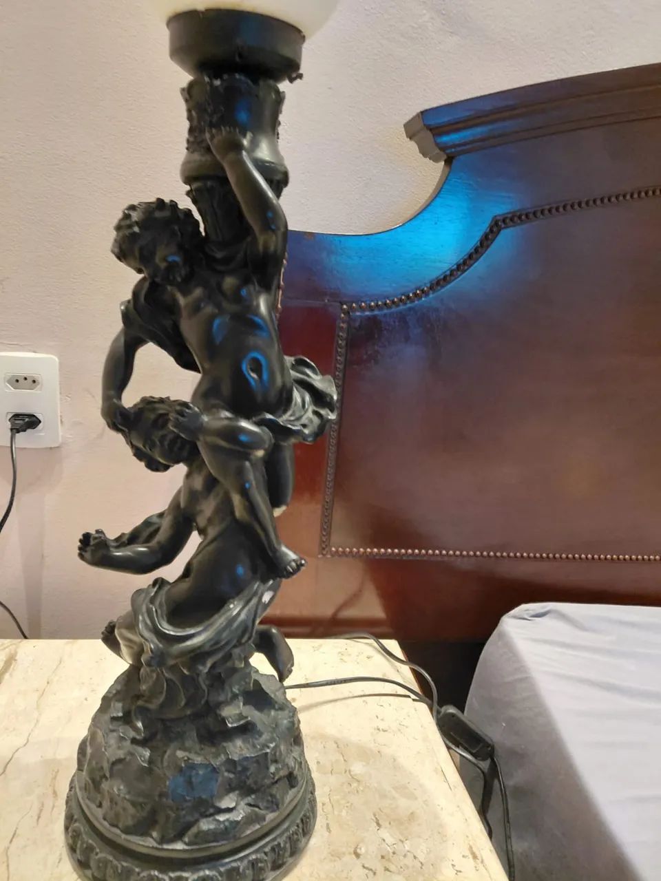 Vendo CAMA CLÁSSICA E DECORATIVA com 2 criados mudos clássicos 2.000,00 - Foto 2