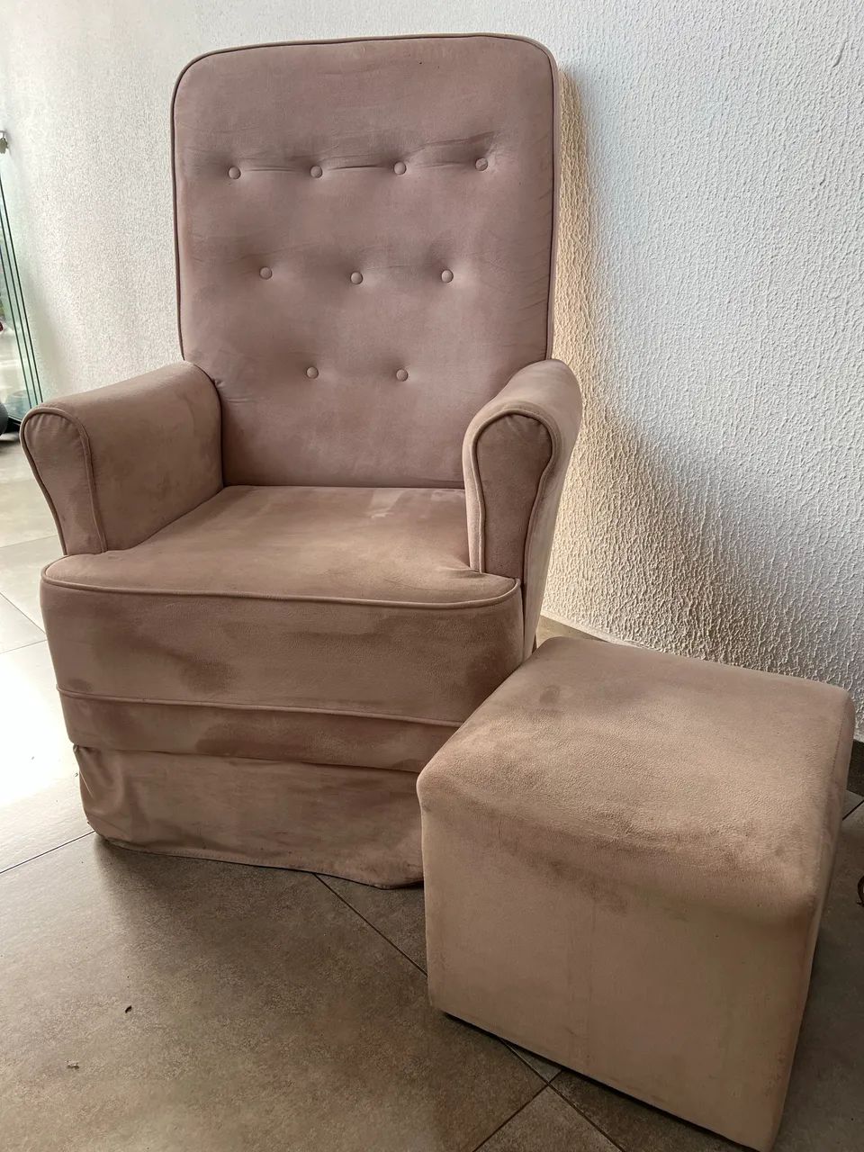Poltrona amamentação com puf