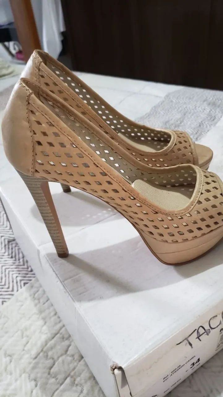 Peep toe Nude em Couro